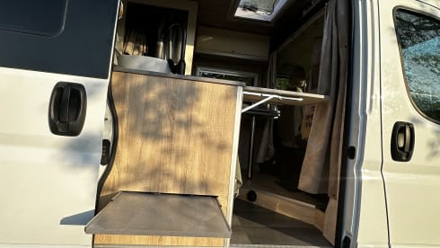 Bowie – Attractive, luxurious, off-grid campervan (incl. all-risk insurance)