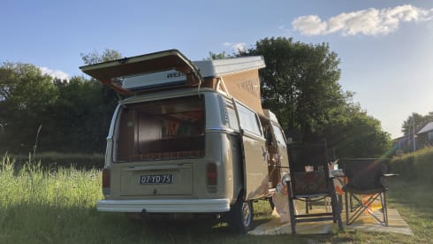 HIPPIECAMP – Retro Volkswagen camper with 4 sleeping places