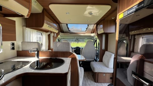 13 LMC T742 – LMC T742 semi-integrated camper 2020