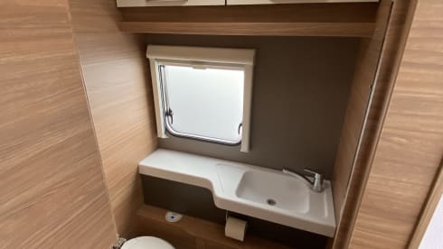 Deluxe – Integral Weinsberg Caracore 700MEG Automatic + WIFI on the road