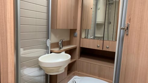De Ixeo – Neat complete family camper for rent Burstner Ixeo
