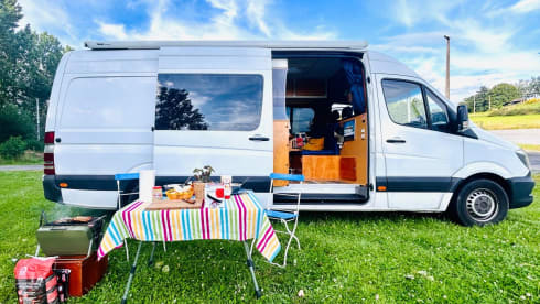 Gustav 🚐🏕️ – Vintage off-grid Sprinter campervan