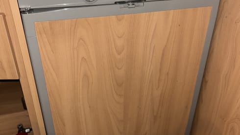 BeeHappy Motorhome Hire 🐝 – Beautiful 4 berth motorhome perfect for a couple or small family. 