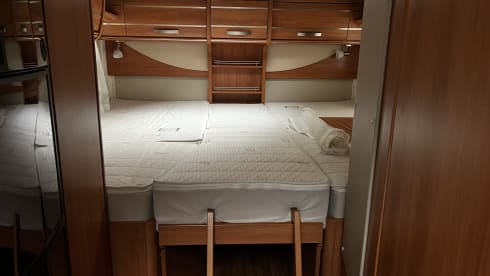 Guusje – Hymer with length beds super luxury camper