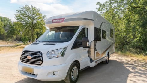 Challenger! – Ruime, moderne en luxe camper met 4 vaste slaapplekken - XL garage
