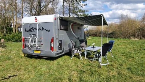 Zilveren parel. – Burstner with 2 x length bed and large dinette.