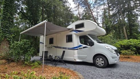 New spacious alcove camper with 7 sleeping places and air conditioning in the house.