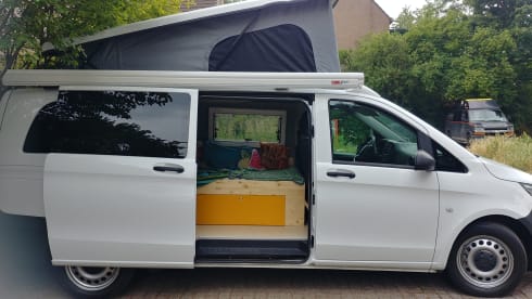 Zonnegeel – 3 person Mercedes-Benz bus from 2017