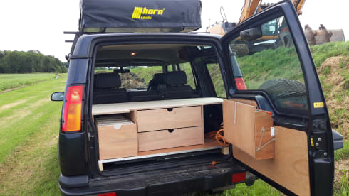 Land Rover Discovery with roof tent!