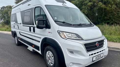 Super luxe Adria 640 SLB Plus Bus camper met lengte bedden