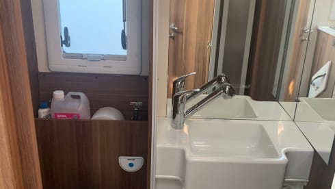 Ourbee – Luxury 6 berth Roller 707 Motorhome ***INSURANCE INCLUDED***