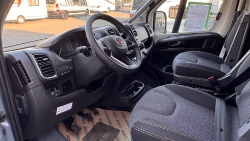 Buzzie – Brand new 4 person bus camper Carado 