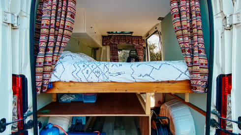 Accogliente camper per autobus fai-da-te (surf).