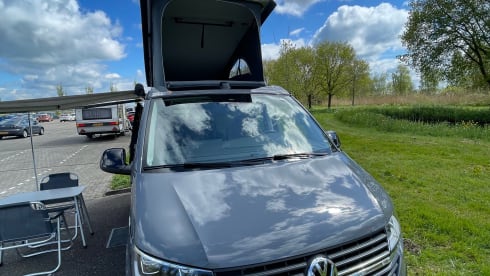 Prachtige Volkswagen California – Almost new. Carefree on the road with this beautiful, compact bus.