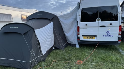 Lottie – Volkswagen Off-Grid Camper Sleeps 4 - Carries 5
