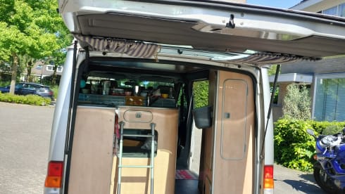 Adventurous Ford Nugget camper van with pop-up roof (4 persons)