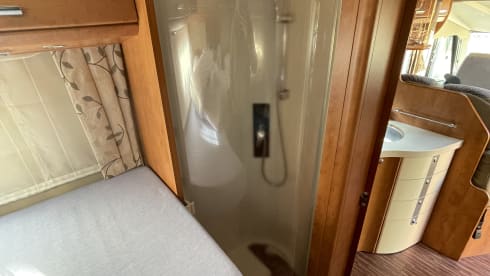 Edens Wanderlust – Luxury camper with every convenience, a dream on wheels!