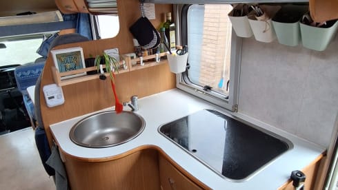 Familie camper met 6 gordels en 8 slaapplaatsen incl inventaris 