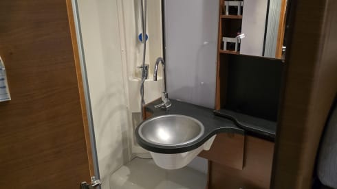 sunti  – 2p Knaus overland off grid camper 