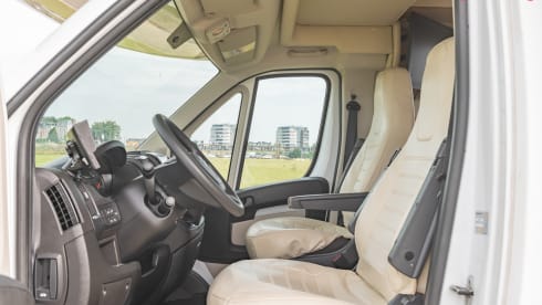 Fransie  – Luxury 5 person Alcove camper from 2017: Fransie