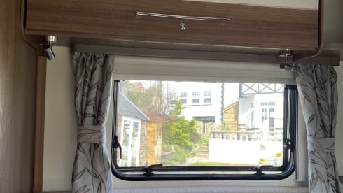 BAILEY – AMAZING PEGUEOT BAILEY 70-6 DRIVE ON A CAR LICENSE 6 BERTH AND 6 SEATBELTS