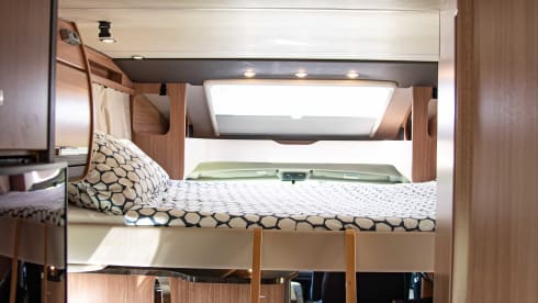 Sky Wave 700 MEG – Luxury automatic semi-integrated camper for 4p with Airco!