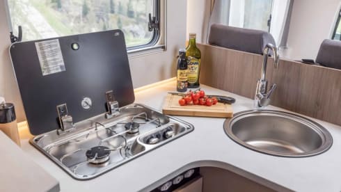 Brom – 4p Carado from 2024, semi-integrated new camper