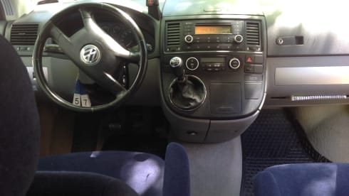 strong, tough VW T5 - California bus camper