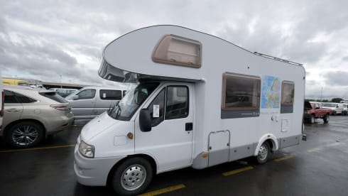 nooitverwacht – beautiful 6.05m with solar panel oven 2.8 jtd and scooter carrier