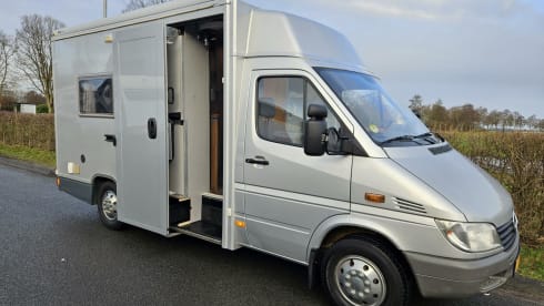 2p Mercedes-Benz semi-integrated uit 2002