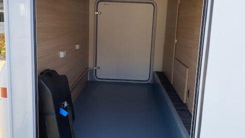 LMC 662 – LMC 9 traps automaat 3 pers Lengte 6.95mtr BJ 2021 Rijbewijs B