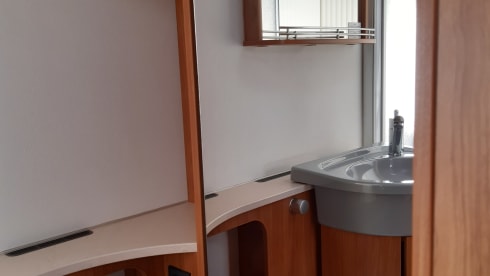 Globe-Drôme – 2 person semi-integrated Dethleffs camper 