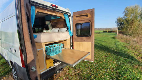 Cozy, very complete bus camper