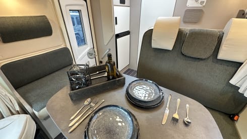 XGO King 3 – Brand new, luxurious 4-person Alcove camper