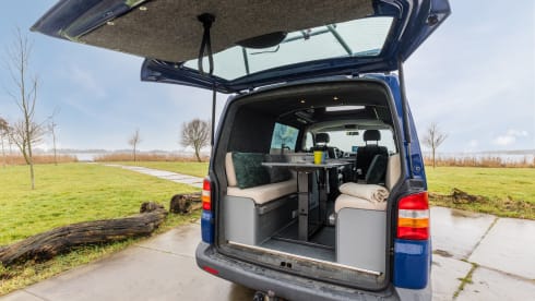 2p Volkswagen campervan uit 2003