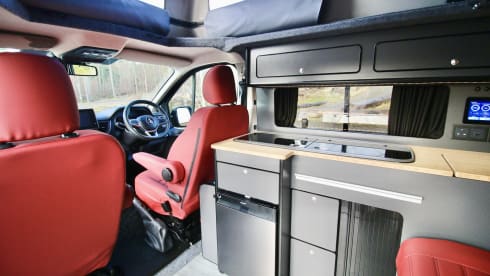 Floyd – 2025 Renault Crusader Off-Grid 4-berth Campervan