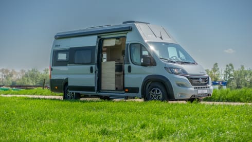 Easy Rider XL Knaus – Super luxurious new spacious bus camper, for tall people, automatic