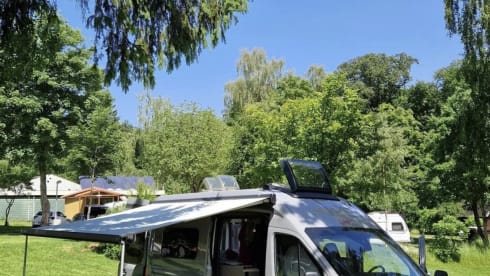Camperbus Grey Matter – FORD LMC Innovan 590 Wohnmobil 2024 mit Solarpanel Grey Matter X-520-RR
