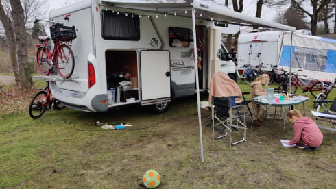Knausie – Neat, Compact Four-person (family) Camper with two fixed beds