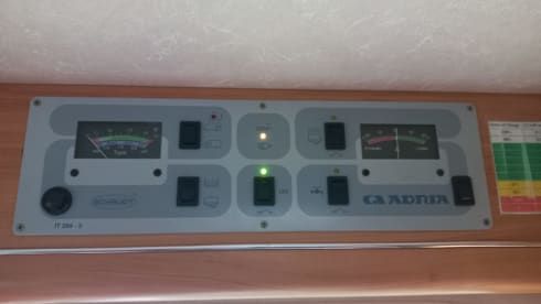 FREEDOM – 4p Adria Mobil semi-integrated uit 2006