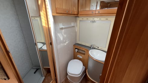 6-sitziger Mercedes-Benz Alcove aus dem Jahr 2002