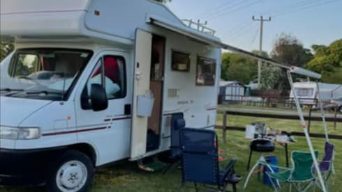 Luna – 4 berth Peugeot alcove from 2001