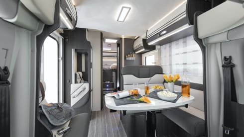 Bavarian Camper 9 – Teilintegrierter mit Innentür für 2 getrennte Räume