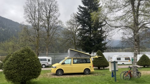 Happy Yellow Beach Camper – 4p Volkswagen bus from 2015