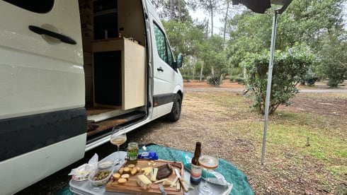 PatHFinder, the Off-Grid Volkswagen Crafter camper from Rotterdam