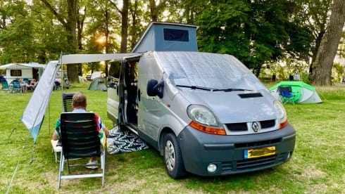 2p Renault campervan uit 2004