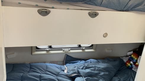 Rizzo  – Gorgeous 6 berth family motorhome with bedding, fully equipped. rear bunks.