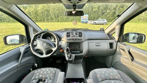 #ExplorerBuzzs – 4 Person MB Vito 4x4 Campervan (2009)