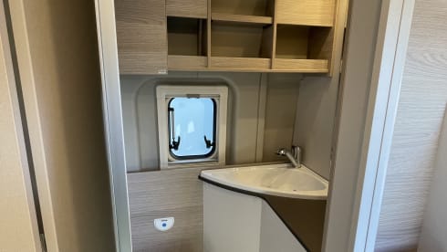The MAD Van – Pop-up 4p Bürstner campervan uit 2023