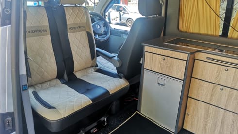 Vanessa – 4 berth Volkswagen T5 campervan 2.5 pdtdi 2007